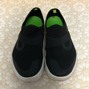Men’s 8 Black/White Mesh Oofos